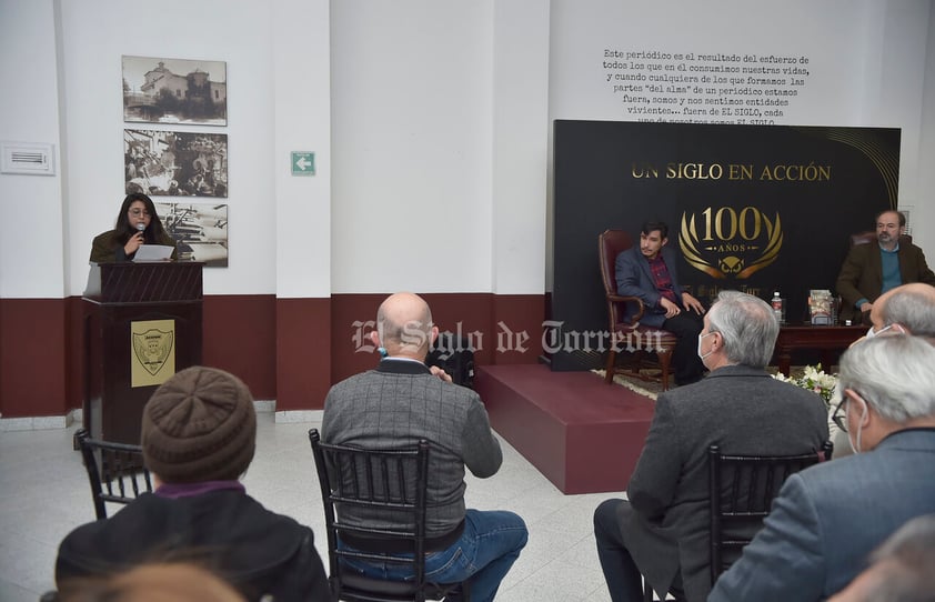 Escritor Juan Villoro presenta su libro La tierra de la gran promesa en compañía de Vicente Alfonso