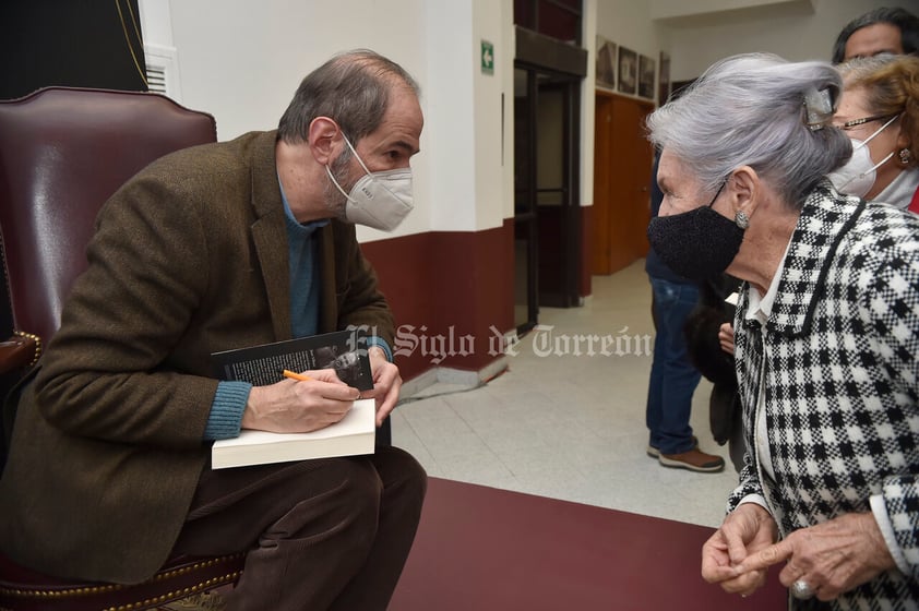 Escritor Juan Villoro presenta su libro La tierra de la gran promesa en compañía de Vicente Alfonso