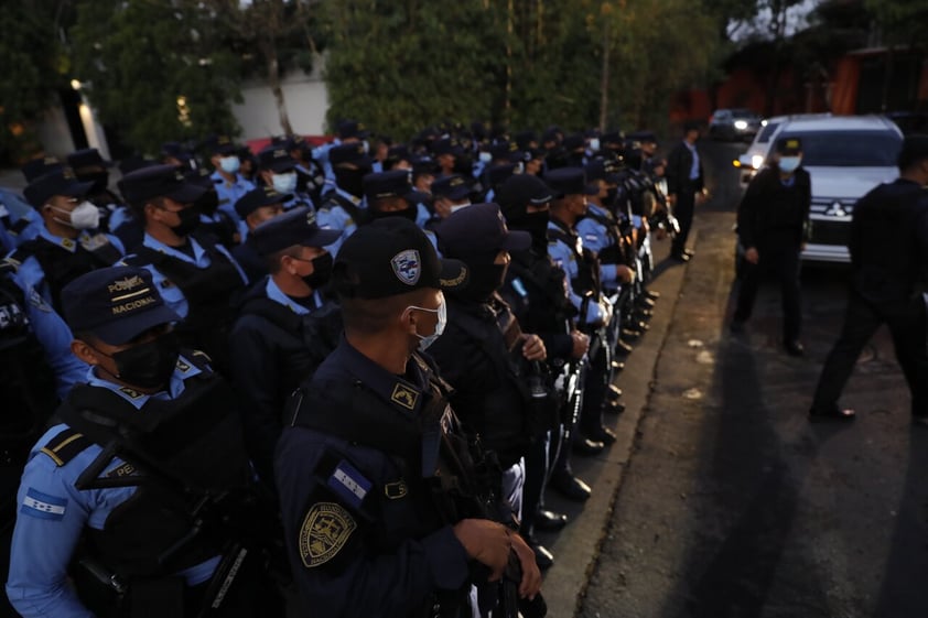 . TEGUCIGALPA (HONDURAS), 15/02/2022.- Agentes policiales rodean la casa del expresidente hondureño Juan Orlando Hernández, quien fue solicitado en extradición por Estados Unidos, hoy, en Tegucigalpa (Honduras). El expresidente de Honduras Juan Orlando Hernández dijo este martes que está 'presto y listo para colaborar' ante la petición de captura con fines de extradición que hizo el lunes Estados Unidos. EFE/ Gustavo Amador