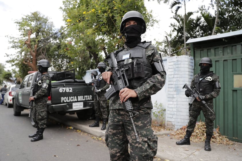 AME5892. TEGUCIGALPA (HONDURAS), 15/02/2022.- Agentes de policía esperan en las afueras de la casa del expresidente Juan Orlando Hernández hoy, en Tegucigalpa (Honduras). Los alrededores de la residencia de Hernández se encuentran bajo un riguroso dispositivo de seguridad desde el lunes en la noche, después de que la Cancillería informara de que Estados Unidos ha solicitado un 'formal arresto provisional de un político hondureño con el propósito de extradición' a ese país. EFE/ Gustavo Amador