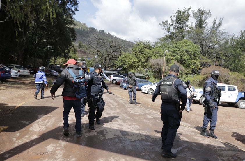 AME6003. TEGUCIGALPA (HONDURAS), 15/02/2022.- Traslado del expresidente hondureño Juan Orlando Hernández a la dirección de las Fuerzas Especiales tras su captura en Tegucigalpa. Hernández fue capturado este martes, en su casa en la capital hondureña y trasladado supuestamente a rendir su primera declaración ante un juez natural que ordenó su detención, luego EE.UU. lo solicitará, con fines de extradición, por narcotráfico entre otros delitos. EFE/ Gustavo Amador