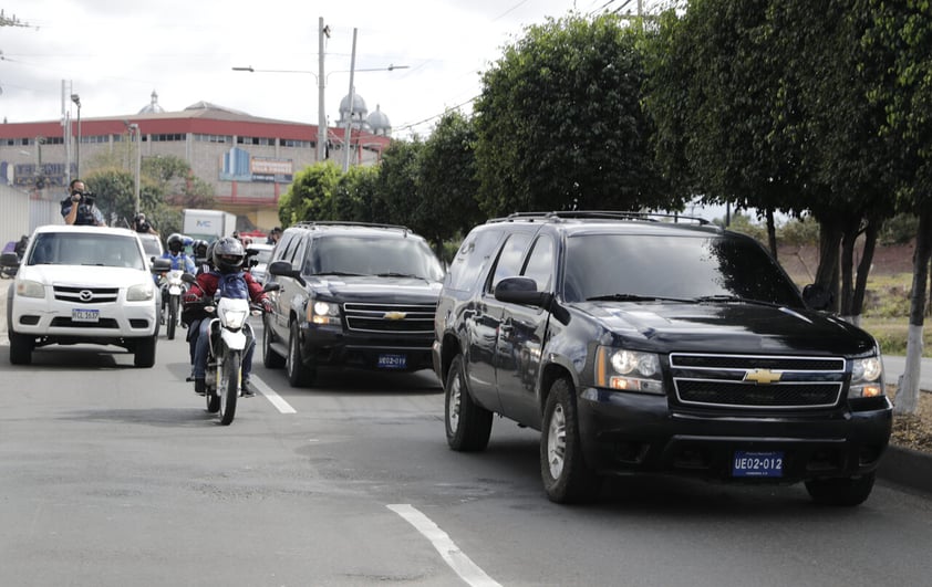 AME6003. TEGUCIGALPA (HONDURAS), 15/02/2022.- Traslado del expresidente hondureño Juan Orlando Hernández a la dirección de las Fuerzas Especiales tras su captura en Tegucigalpa. Hernández fue capturado este martes, en su casa en la capital hondureña y trasladado supuestamente a rendir su primera declaración ante un juez natural que ordenó su detención, luego EE.UU. lo solicitará, con fines de extradición, por narcotráfico entre otros delitos. EFE/ Gustavo Amador