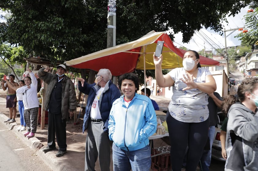 AME6003. TEGUCIGALPA (HONDURAS), 15/02/2022.- Habitantes salen al paso de la caravana que traslada al expresidente hondureño Juan Orlando Hernández a la dirección de las Fuerzas Especiales, tras su captura en Tegucigalpa. Hernández fue capturado este martes, en su casa en la capital hondureña y trasladado supuestamente a rendir su primera declaración ante un juez natural que ordenó su detención, luego EE.UU. lo solicitará, con fines de extradición, por narcotráfico entre otros delitos. EFE/ Gustavo Amador