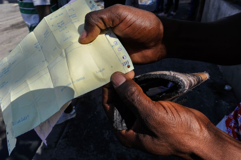 Miles de trabajadores en Haití demandan alza al salario mínimo frente a represión