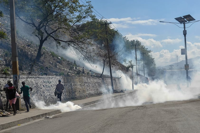 Miles de trabajadores en Haití demandan alza al salario mínimo frente a represión