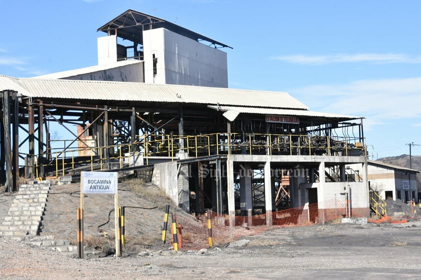 Apenas hace tres días Luisa María Alcalde Luján, Secretaria del Trabajo y Previsión Social, estuvo en este lugar, lleno de bullicio en ese momento, y anunció el arranque de los trabajos de rescate de los restos humanos de 63 mineros que quedaron atrapados en la mina el 19 de febrero de 2006… hace 16 años.