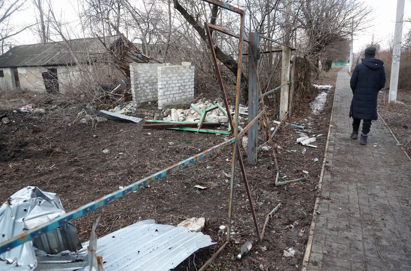 Vibrovka (Ukraine), 23/02/2022.- General view of damage in Vibrovka village after shelling, near the pro-Russian militants controlled city of Luhansk, Ukraine, 23 February 2022. Russia on 21 February 2022 recognized the eastern Ukrainian self-proclaimed Donetsk and Luhansk People's Republics breakaway regions as independent states and ordered the deployment of peacekeeping troops to the Donbas, triggering an expected series of economic sanctions announcements by Western countries. (Rusia, Ucrania) EFE/EPA/ZURAB KURTSIKIDZE