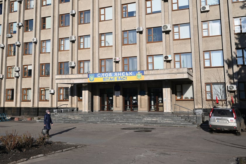 SLAVIANSK, 23/02/2022.-Vista general del Ayuntamiento en la ciudad de Slaviansk, en la región del Donbás controlado por el Ejército ucraniano, que intenta digerir el anuncio del Kremlin de que reconoce toda la región como parte integrante de las autoproclamadas repúblicas separatistas de Donetsk y Lugansk. EFE / Ignacio Ortega