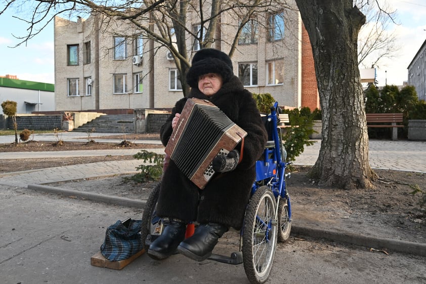 SLAVIANSK, 23/02/2022.-Olga, una anciana de 93 años interpreta el himno ucraniano y otras canciones con el acordeón para ganarse la vida, ya que su casa ardió en un incendio, este miércoles en la ciudad de Slaviansk, en la región del Donbás controlado por el Ejército ucraniano, que intenta digerir el anuncio del Kremlin de que reconoce toda la región como parte integrante de las autoproclamadas repúblicas separatistas de Donetsk y Lugansk. EFE / Ignacio Ortega