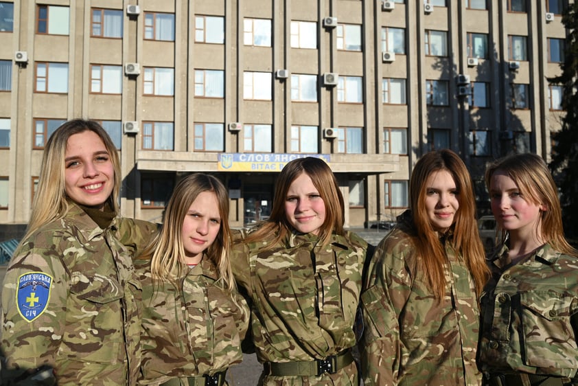 SLAVIANSK, 23/02/2022.-Unas chicas pertenecientes a una agrupación patriótica ucraniana posan en la ciudad de Slaviansk, en la región del Donbás controlado por el Ejército ucraniano, que intenta digerir el anuncio del Kremlin de que reconoce toda la región como parte integrante de las autoproclamadas repúblicas separatistas de Donetsk y Lugansk. EFE / Ignacio Ortega