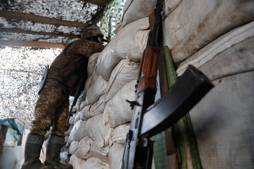 Luhansk (Ukraine), 23/02/2022.- An Ukrainian serviceman checks the situation on the position near the Katerynivka village not far from pro-Russian militants controlled city of Luhansk, Ukraine, 23 February 2022. Russia on 21 February 2022 recognized the eastern Ukrainian self-proclaimed breakaway regions as independent states and ordered the deployment of peacekeeping troops to the Donbas, triggering an expected series of economic sanctions announcements by Western countries. The self-proclaimed Donetsk People's Republic (DNR) and Luhansk People's Republic (LNR) declared independence in 2014 amid an armed conflict in eastern Ukraine. (Rusia, Ucrania) EFE/EPA/ZURAB KURTSIKIDZE