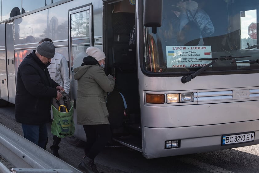 Evacuaciones y protestas: el rostro humano de la guerra entre Rusia y Ucrania