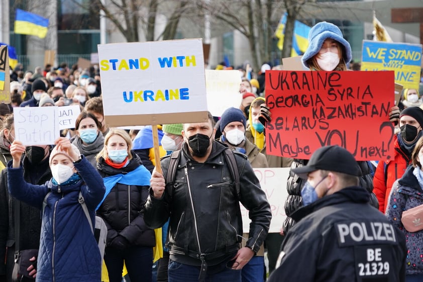 Evacuaciones y protestas: el rostro humano de la guerra entre Rusia y Ucrania