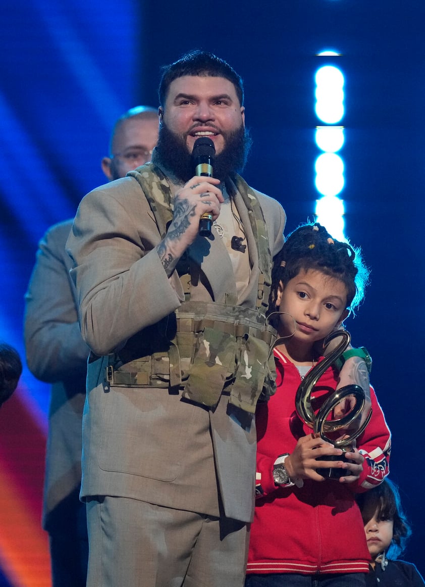 Farruko acepta el premio por artista urbano masculino en el Premio Lo Nuestro en la FTX Arena en Miami el jueves 24 de febrero, 2022.