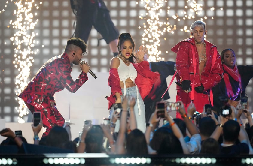 Prince Royce, Natti Natasha y Khea, de izquierda a derecha, cantan en la ceremonia del Premio Lo Nuestro, el jueves 24 de febrero de 2022 en la FTX Arena en Miami.