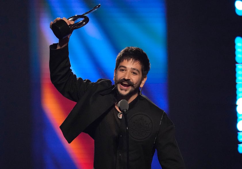 Camilo acepta el premio artista pop del año en el Premio Lo Nuestro en la FTX Arena en Miami el jueves 24 de febrero, 2022.