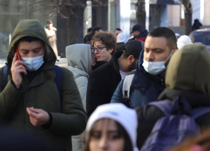 Cientos de estudiantes extranjeros salen de Ucrania por invasión rusa