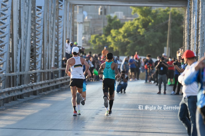 Fotografías del Maratón Lala edición 2022 en el puente plateado que une los estados de Coahuila y Durango