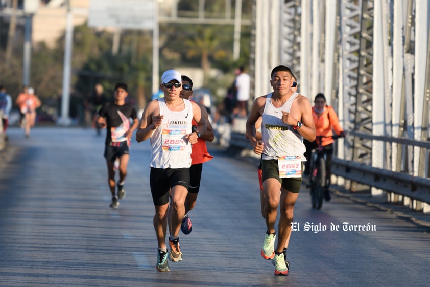 Fotografías del Maratón Lala edición 2022 en el puente plateado que une los estados de Coahuila y Durango