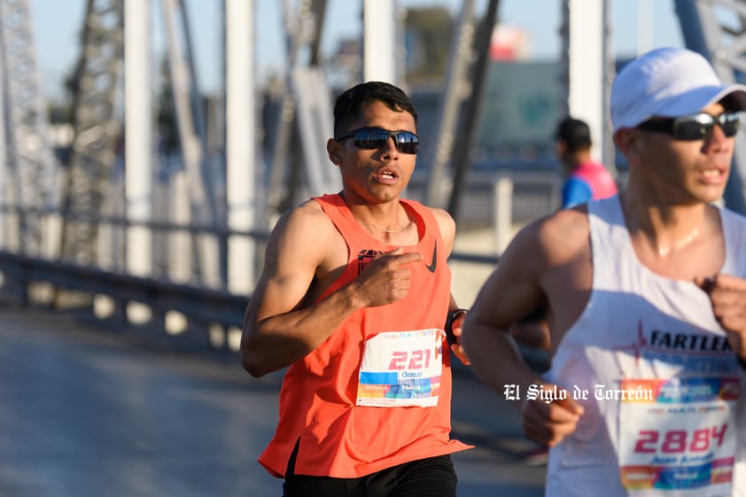 Fotografías del Maratón Lala edición 2022 en el puente plateado que une los estados de Coahuila y Durango