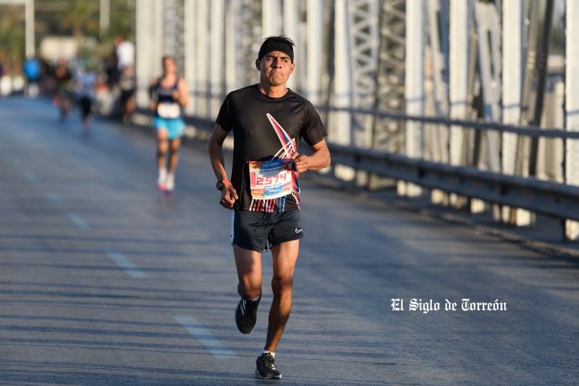 Fotografías del Maratón Lala edición 2022 en el puente plateado que une los estados de Coahuila y Durango