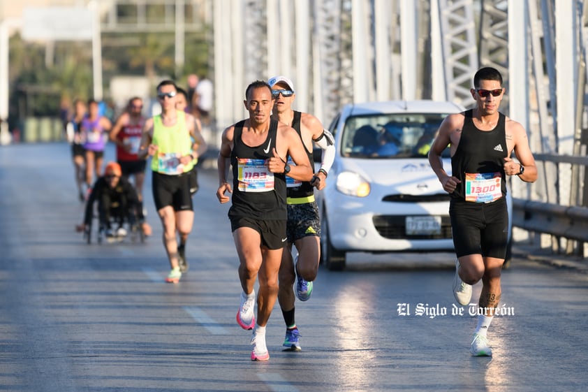 Fotografías del Maratón Lala edición 2022 en el puente plateado que une los estados de Coahuila y Durango