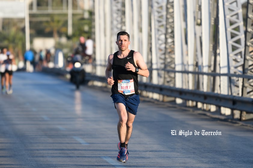 Fotografías del Maratón Lala edición 2022 en el puente plateado que une los estados de Coahuila y Durango