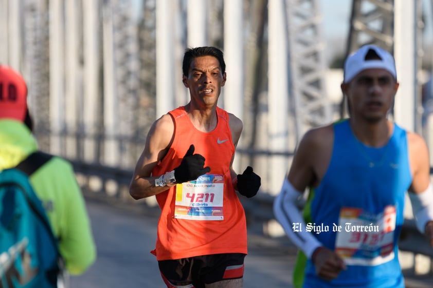 Fotografías del Maratón Lala edición 2022 en el puente plateado que une los estados de Coahuila y Durango