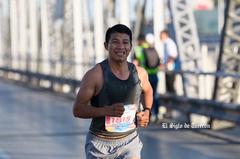 Fotografías del Maratón Lala edición 2022 en el puente plateado que une los estados de Coahuila y Durango