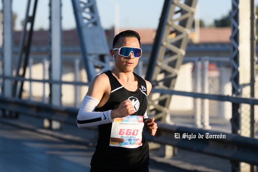 Fotografías del Maratón Lala edición 2022 en el puente plateado que une los estados de Coahuila y Durango