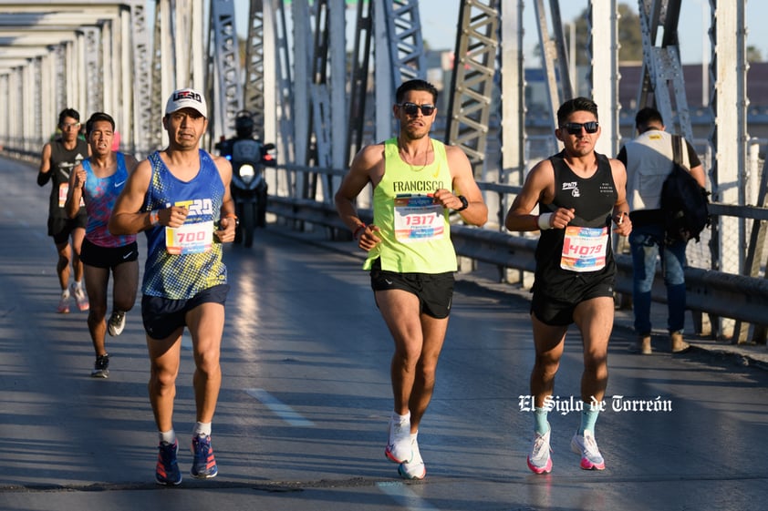 Fotografías del Maratón Lala edición 2022 en el puente plateado que une los estados de Coahuila y Durango