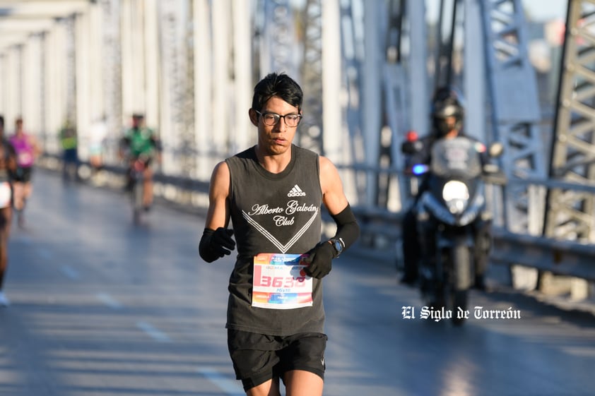 Fotografías del Maratón Lala edición 2022 en el puente plateado que une los estados de Coahuila y Durango