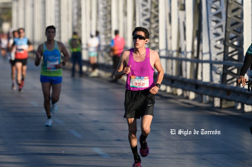 Fotografías del Maratón Lala edición 2022 en el puente plateado que une los estados de Coahuila y Durango