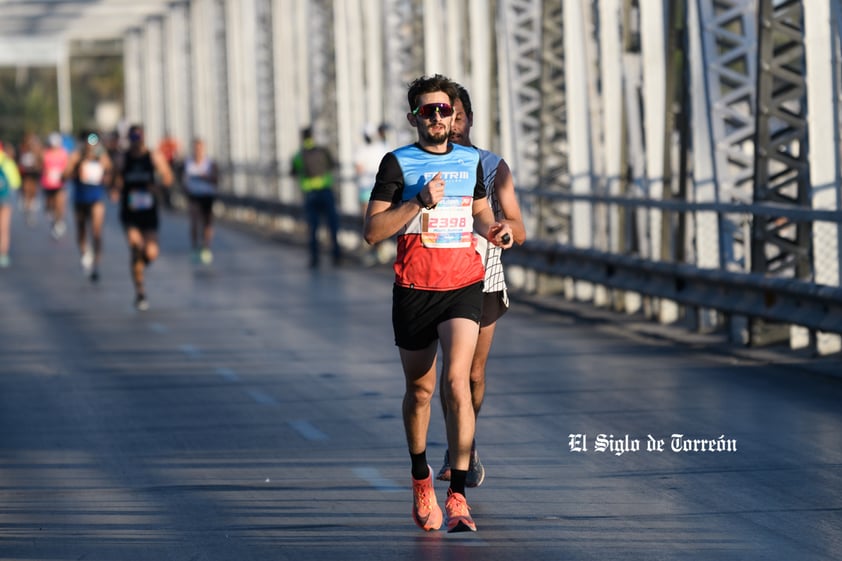 Fotografías del Maratón Lala edición 2022 en el puente plateado que une los estados de Coahuila y Durango