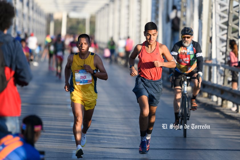 Fotografías del Maratón Lala edición 2022 en el puente plateado que une los estados de Coahuila y Durango