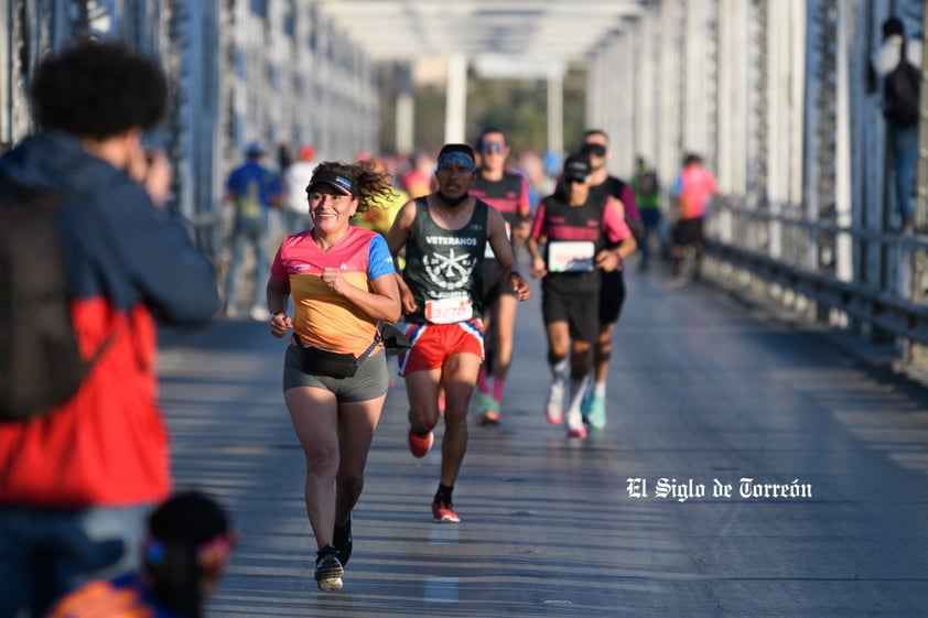 Fotografías del Maratón Lala edición 2022 en el puente plateado que une los estados de Coahuila y Durango