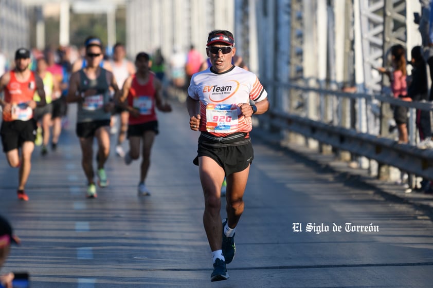 Fotografías del Maratón Lala edición 2022 en el puente plateado que une los estados de Coahuila y Durango