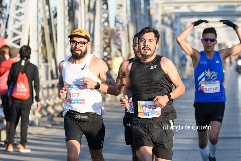 Fotografías del Maratón Lala edición 2022 en el puente plateado que une los estados de Coahuila y Durango