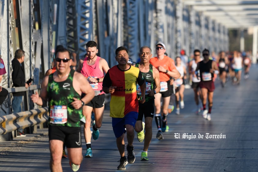 Fotografías del Maratón Lala edición 2022 en el puente plateado que une los estados de Coahuila y Durango