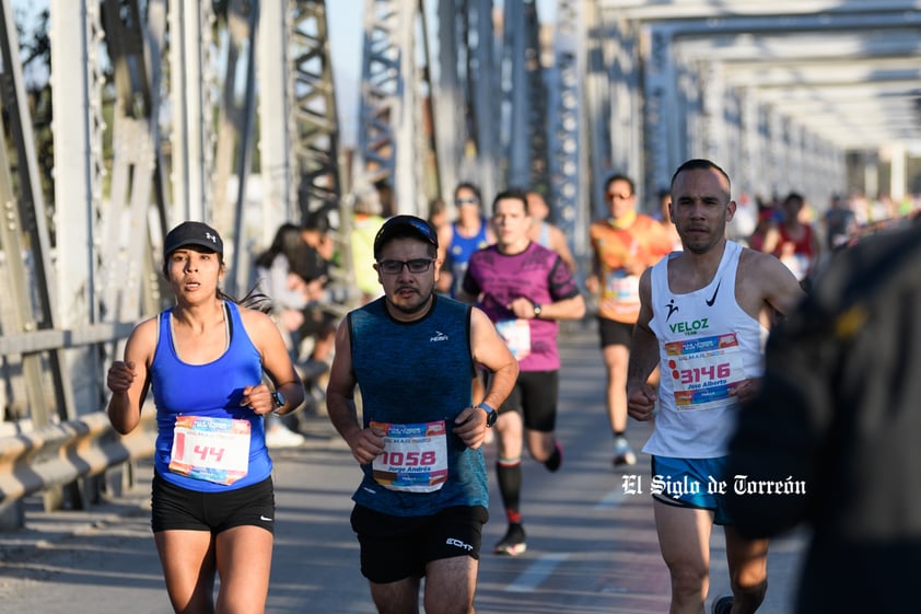 Fotografías del Maratón Lala edición 2022 en el puente plateado que une los estados de Coahuila y Durango