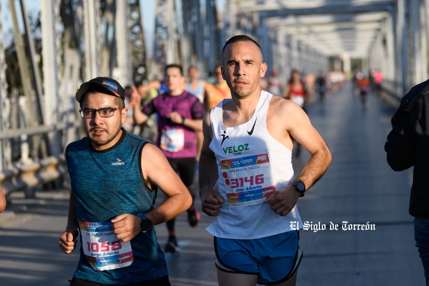 Fotografías del Maratón Lala edición 2022 en el puente plateado que une los estados de Coahuila y Durango