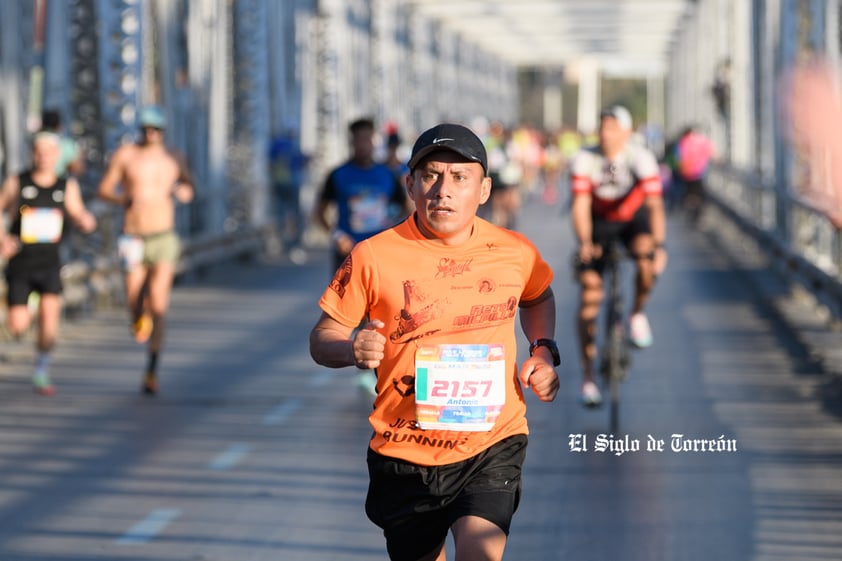 Fotografías del Maratón Lala edición 2022 en el puente plateado que une los estados de Coahuila y Durango