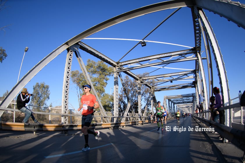 Fotografías del Maratón Lala edición 2022 en el puente plateado que une los estados de Coahuila y Durango