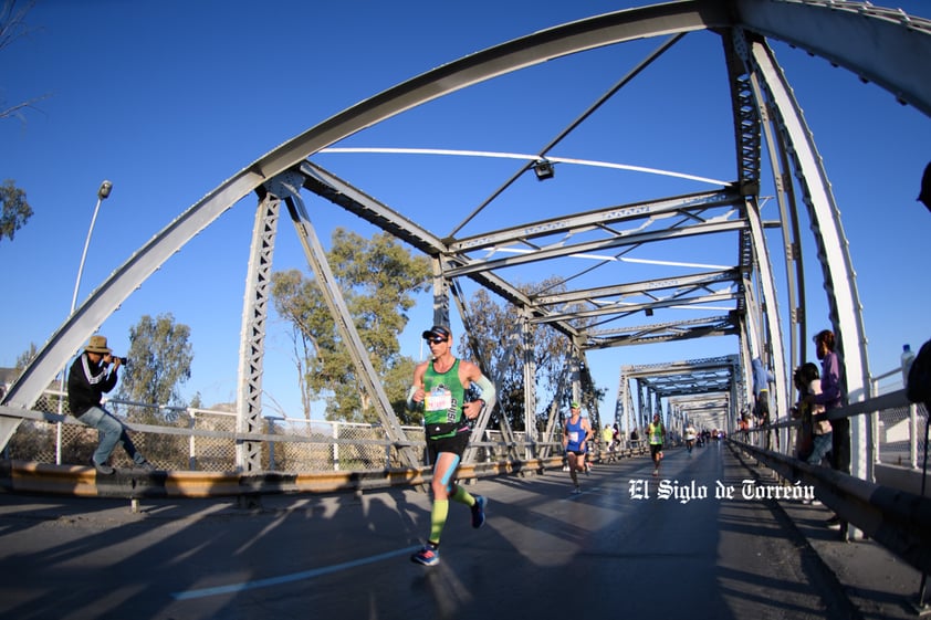 Fotografías del Maratón Lala edición 2022 en el puente plateado que une los estados de Coahuila y Durango