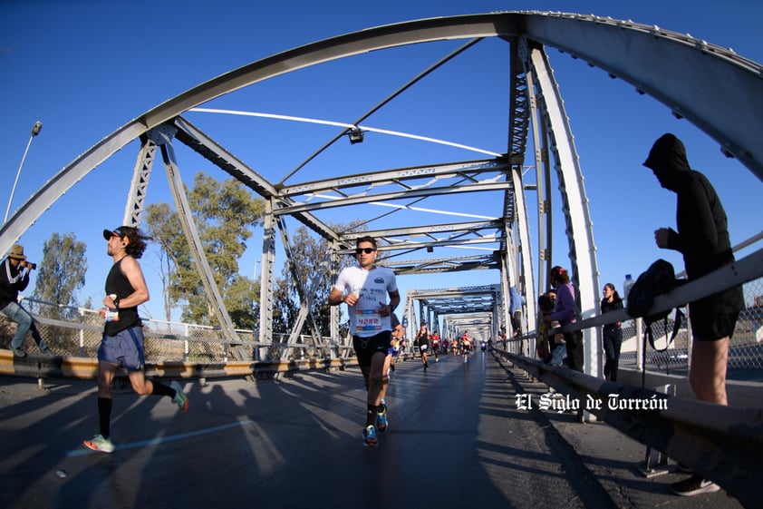 Fotografías del Maratón Lala edición 2022 en el puente plateado que une los estados de Coahuila y Durango