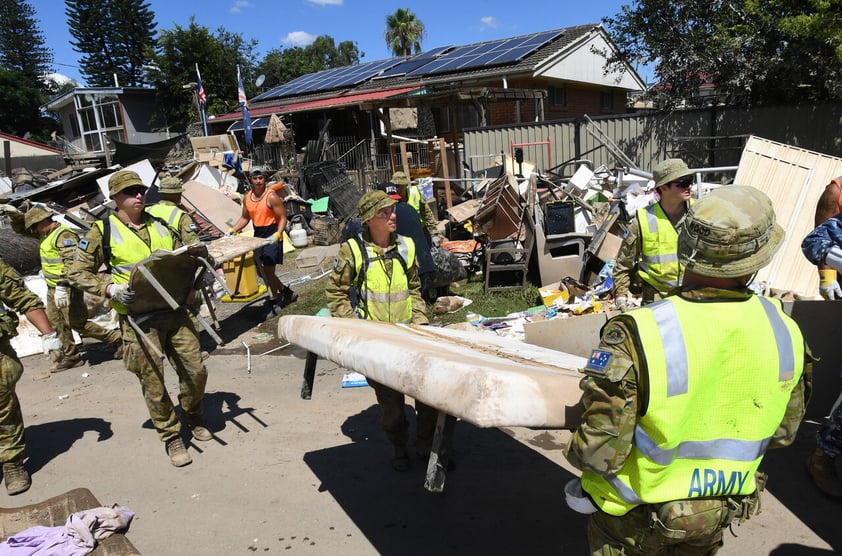 Ipswich (Australia), 08/03/2022.- Members of the ADF (Australian Defence Force) are seen helping in the clean up of flood affected properties in the suburb of Goodna in Ipswich, Queensland, Australia, 08 March 2022. Queensland is looking at a damage bill of more than 2.5 billion Australian dollar (around 1.687 billion euro) following the flood disaster that has claimed 13 lives. (Inundaciones) EFE/EPA/DARREN ENGLAND AUSTRALIA AND NEW ZEALAND OUT