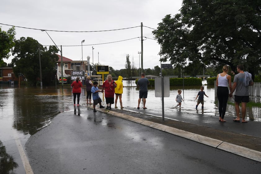 Sydney (Australia), 08/03/2022.- Flooded Argyle Street at the Camden Bowling Club in Camden, South Western Sydney, New South Wales, Australia, 08 March 2022. People in south and southwestern Sydney suburbs have been told to evacuate as quickly as possible amid warnings rain could lead to more flooding and landslide. (Inundaciones) EFE/EPA/DEAN LEWINS AUSTRALIA AND NEW ZEALAND OUT