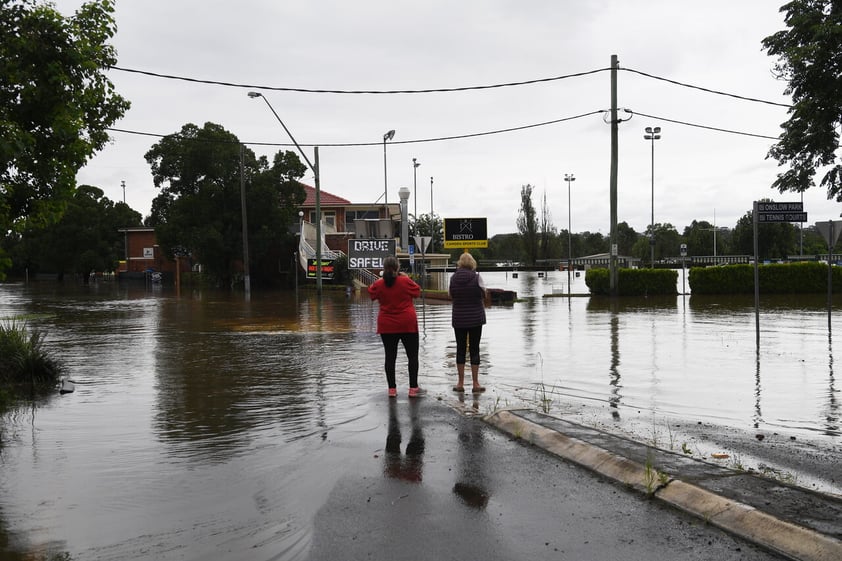 Sydney (Australia), 08/03/2022.- Flooded Argyle Street at the Camden Bowling Club in Camden, South Western Sydney, New South Wales, Australia, 08 March 2022. People in south and southwestern Sydney suburbs have been told to evacuate as quickly as possible amid warnings rain could lead to more flooding and landslide. (Inundaciones) EFE/EPA/DEAN LEWINS AUSTRALIA AND NEW ZEALAND OUT