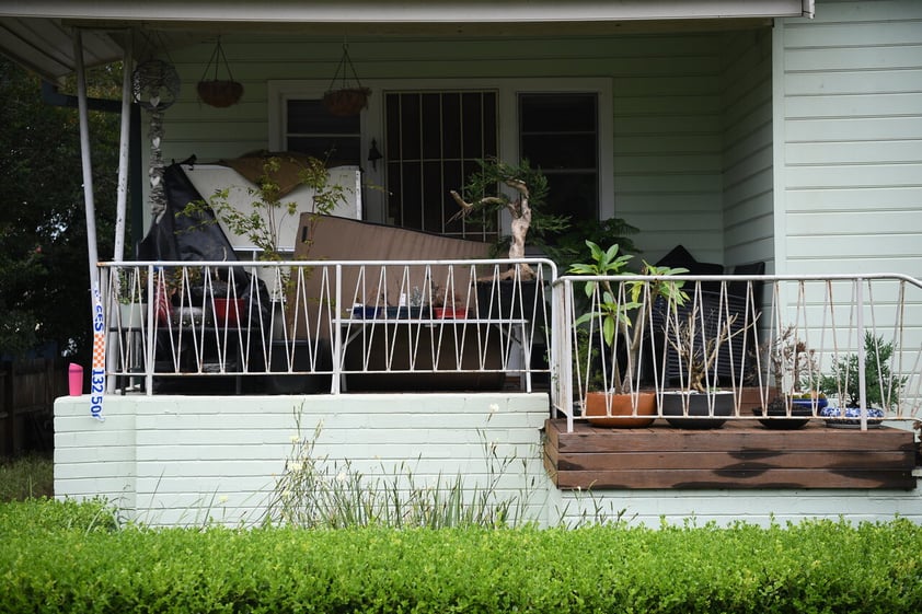 Sydney (Australia), 08/03/2022.- Belongings are seen piled up on the veranda of a house in Edward Street after residents were told to evacuate, in Camden, South Western Sydney, New South Wales, Australia, 08 March 2022. People in south and southwestern Sydney suburbs have been told to evacuate as quickly as possible amid warnings rain could lead to more flooding and landslide. (Inundaciones) EFE/EPA/DEAN LEWINS AUSTRALIA AND NEW ZEALAND OUT