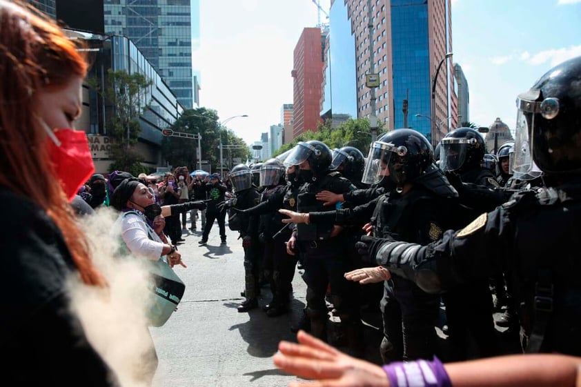 EUM20220307NAC15.JPG 
CIUDAD DE MÉXICO, International Women's Day/Día Internacional de la Mujer-Protesta.- Contingentes de mujeres encapuchadas y de policías de la Ciudad de México chocaron en las inmediaciones de El Caballito, durante de la marcha que tuvo lugar hacia el Zócalo con motivo del Día Internacional de la Mujer este 8 de marzo de 2022. Foto: Agencia EL UNIVERSAL/Fernanda Rojas/AFBV